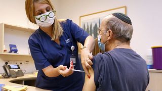 مواطن إسرائيلي يتلقى الجرعة الثالثة من لقاح فايزر في العيادات الخارجية لمركز القلب والأوعية الدموية في مركز شيبا الطبي بالقرب من تل أبيب، إسرائيل، في 12 يوليو 2021