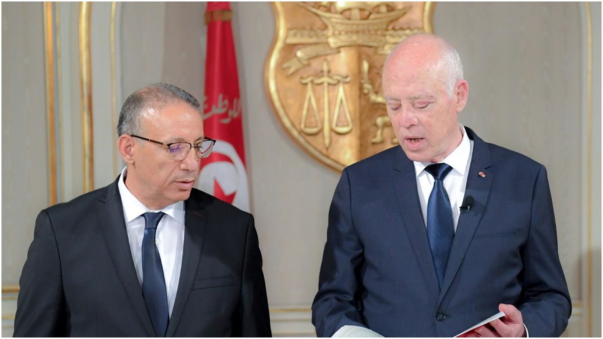 الرئيس التونسي قيس سعيّد يتحدث إلى رضا غرسلاوي المكلّف بتسيير وزارة الداخلية