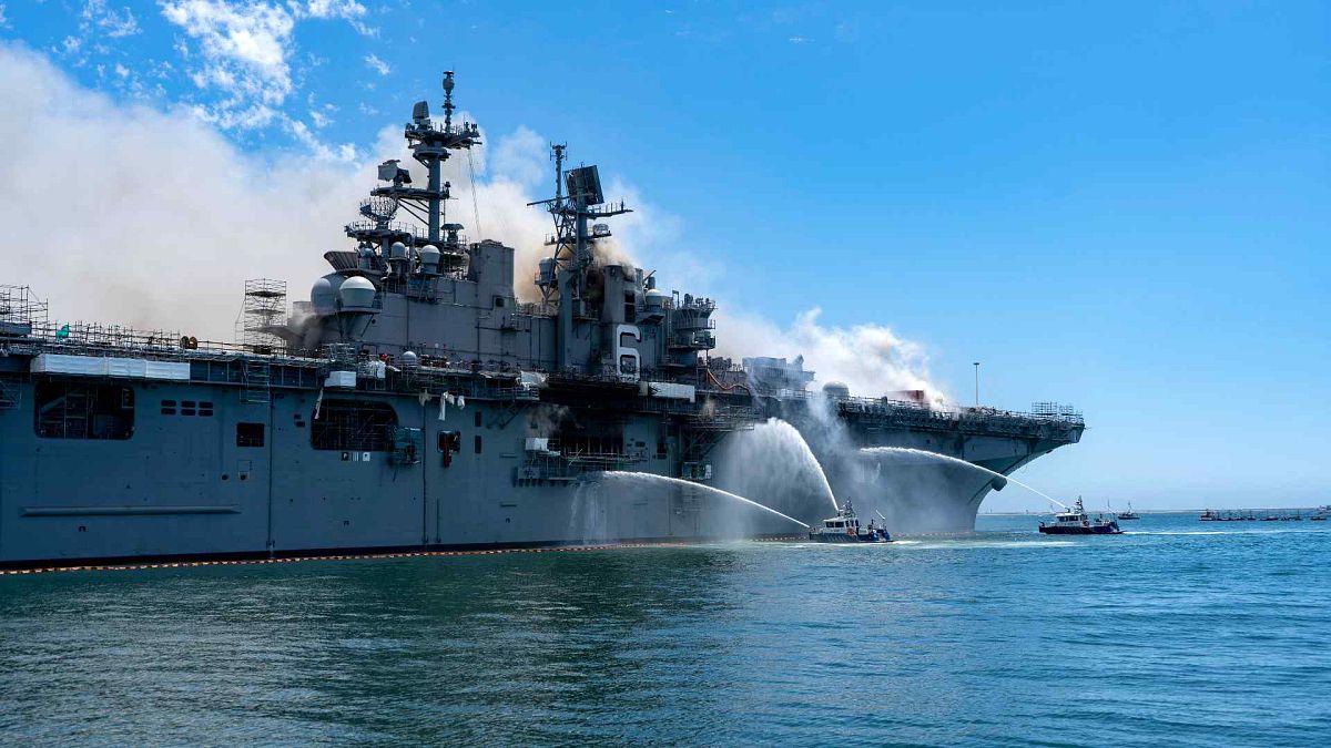 حريق على متن السفينة "يو إس إس بونهوم ريتشارد" في القاعدة البحرية في سان دييغو، كاليفورنيا، الأحد 12 يوليو 2020
