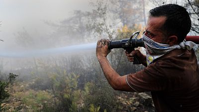 Önkéntes tűzoltó küzd a lángokkal a libanoni Akkar tartományban 2021. július 29-én