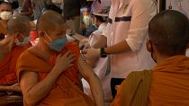 Buddhistische Mönche erhalten Impfung