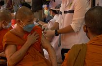 Buddhistische Mönche erhalten Impfung