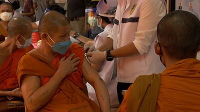 شاهد | رهبان بوذيون في تايلاند يتلقون لقاح أسترازينيكا