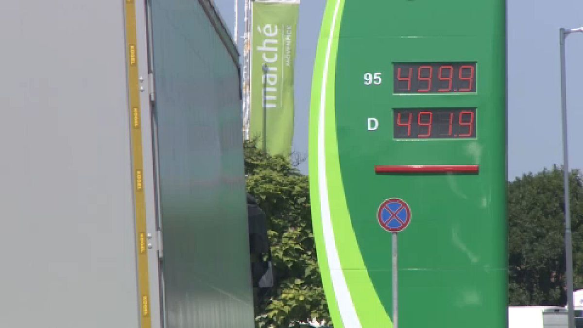 Az M1-es autópályán akár 499.9 Ft-ot is kérnek egy liter 95-ös benzinért