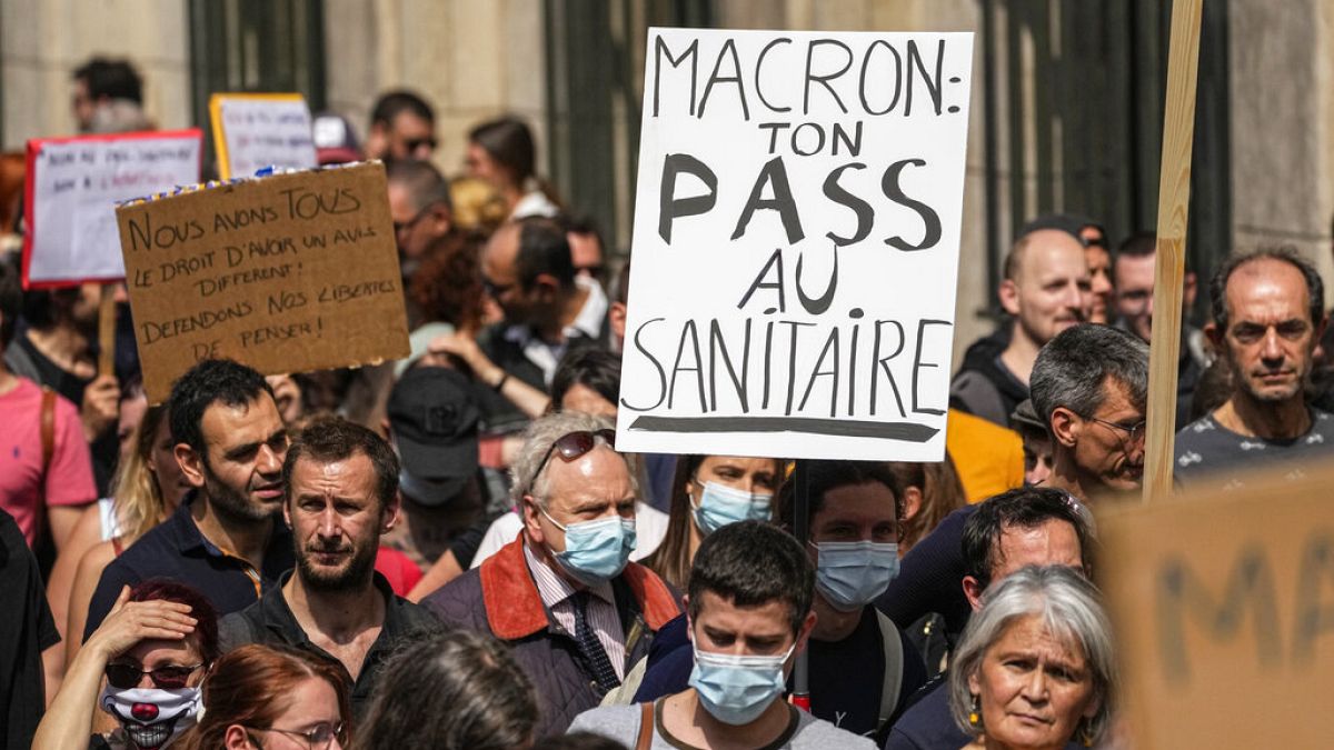 Tiltakozás a francia járványügyi intézkedések ellen