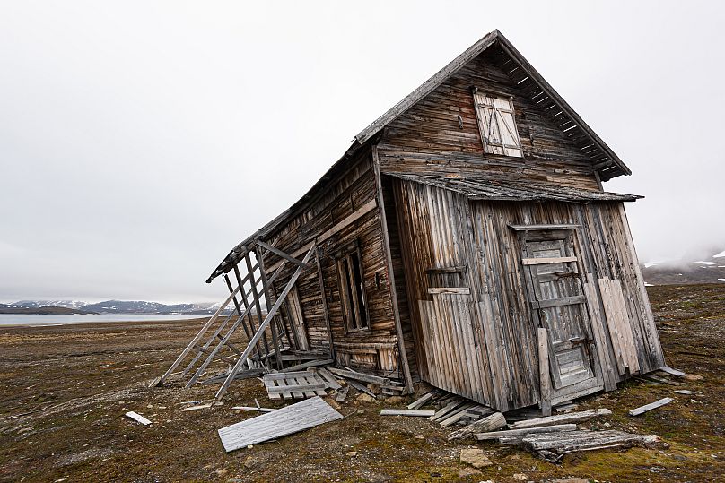 Ein altes Holzhaus, das verlassen in der arktischen Inselregion Spitzbergen im Norden Norwegens steht