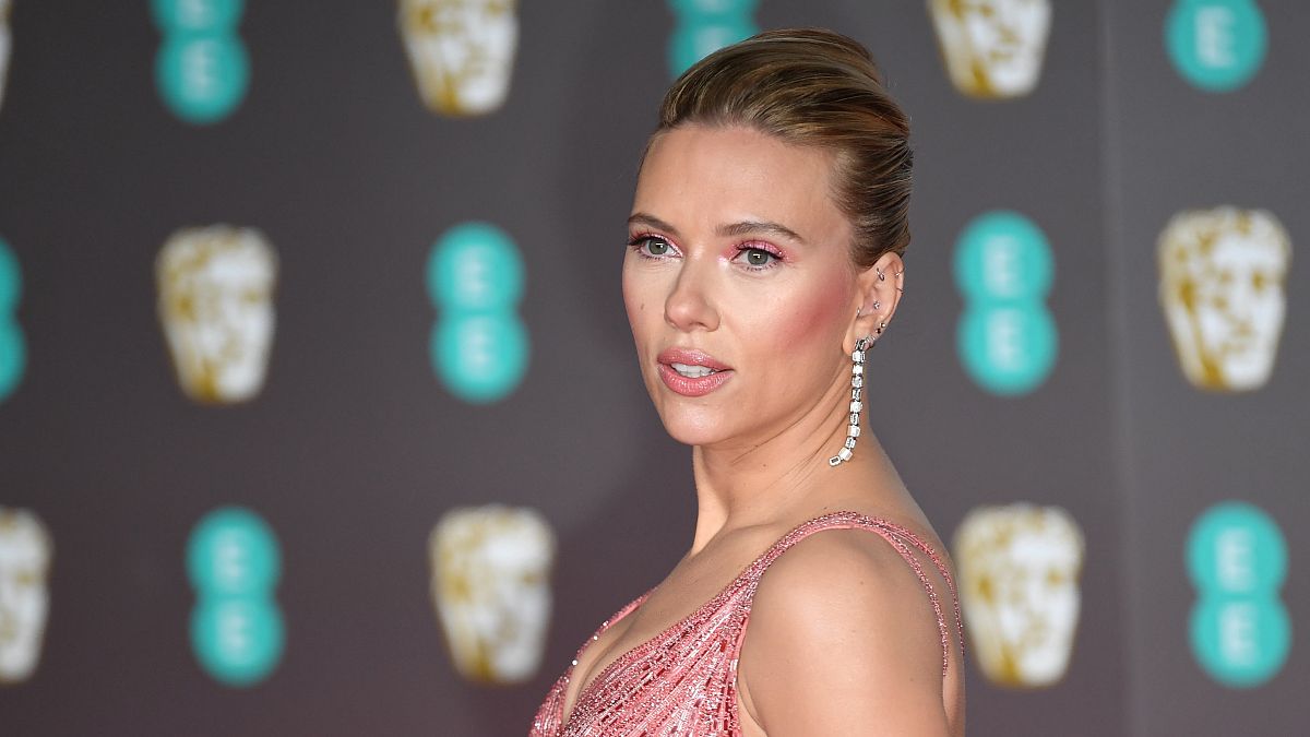 Scarlett Johansson a Brit Film- és Televíziós Művészeti Akadémia (BAFTA) díjkiosztó ünnepségén 2020. február 2-án a londoni Royal Albert Hallban.