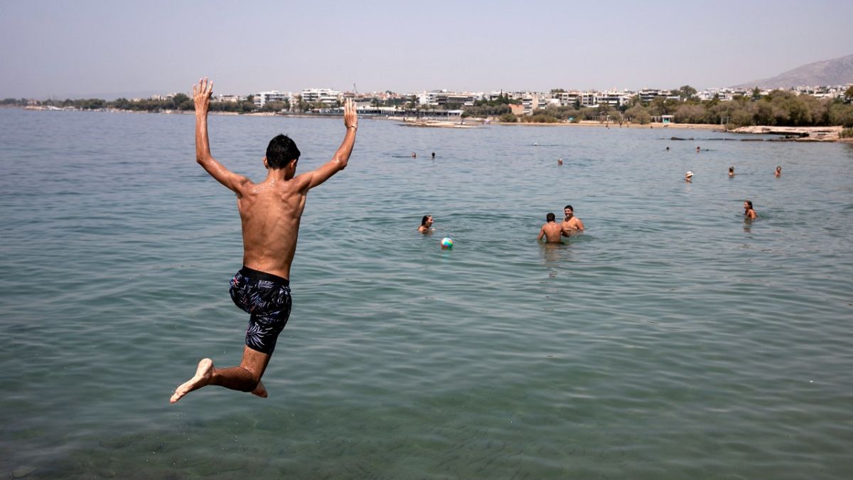 تجاوزت درجات الحرارة 40 درجة مئوية في أجزاء من اليونان ومعظم أنحاء المنطقة