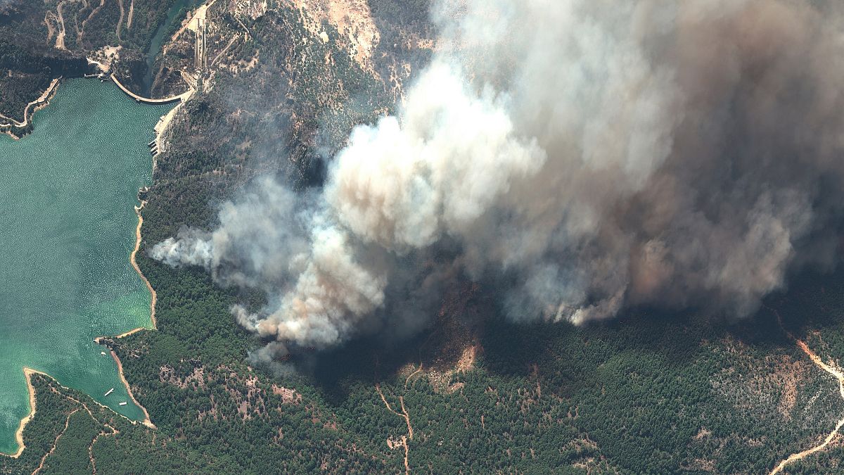 Wäldbrände von oben – hier lodern die Flammen in der Nähe der Oymapınar-Talsperre in der Südtürkei.