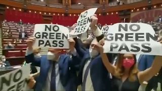 Tüntetés az olasz parlamentben, szigorítás a német határokon