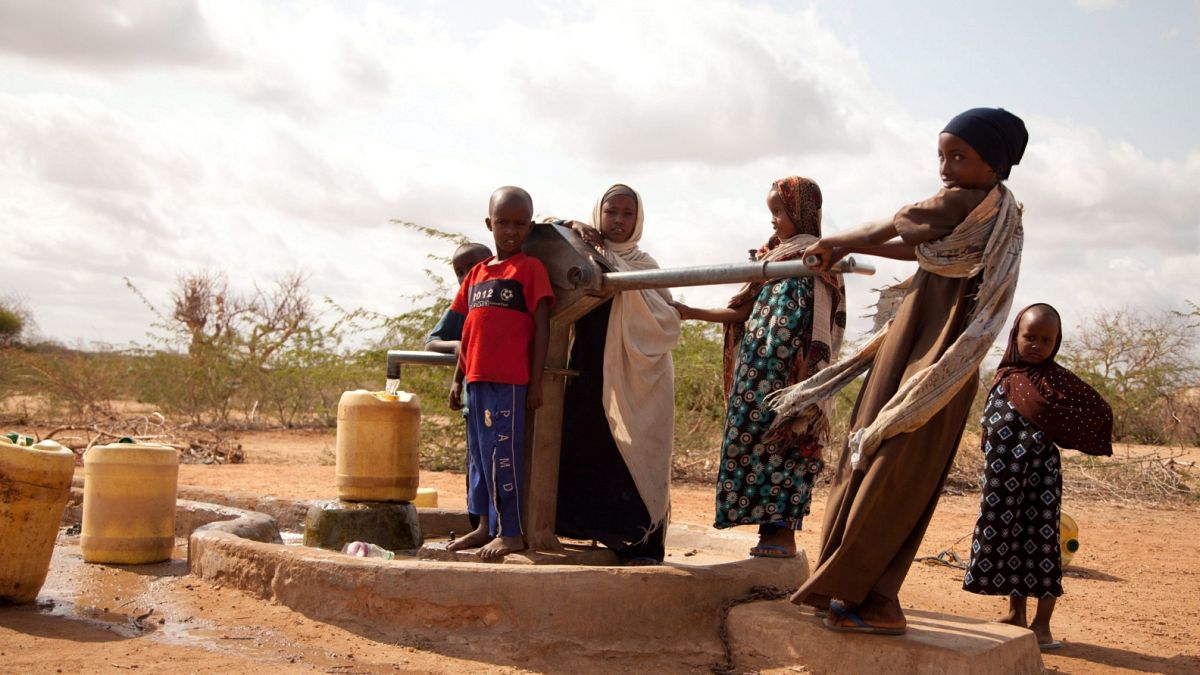 Archív felvétel: kútból vesznek vizet gyerekek a kenyai Garissában