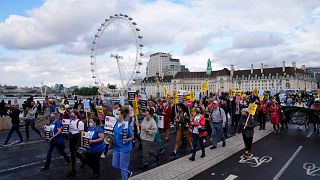 Londonban is tüntettek az egészségügyi szakdolgozók