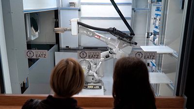 شاهد: روبوت يصنع مستقبلًا جديدًا للوجبات السريعة في أحد مطاعم لاتفيا