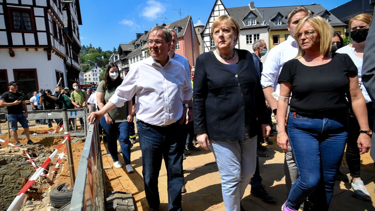 Laschet és Merkel felméri az Erft folyó árvíze okozta károkat Bad Münstereifelben