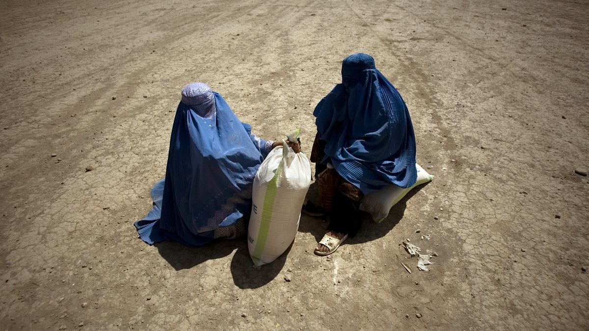 Afganistan'ın başkenti Kabil'de gıda yardımı alan kadınlar