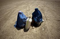 Afganistan'ın başkenti Kabil'de gıda yardımı alan kadınlar