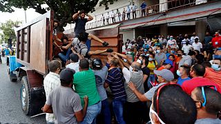 Ellenzéki és kormánybarát tüntetők dulakodnak Havannában