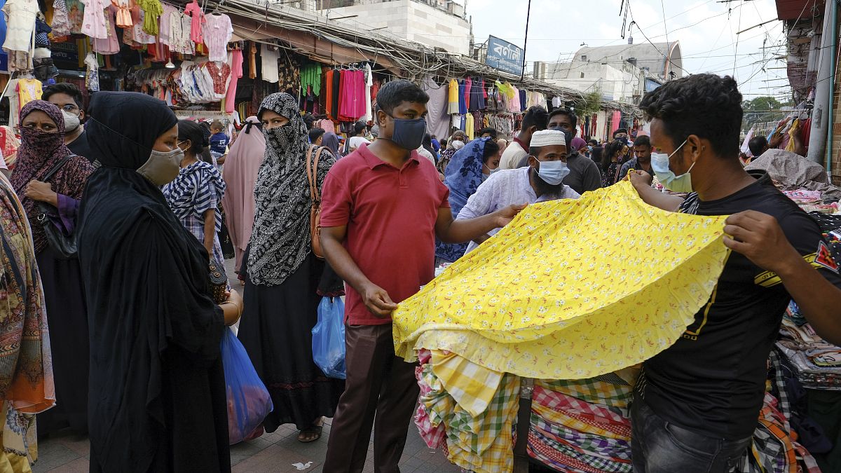 Personas compran en un mercado antes de la celebración del Eid-al Adha en Dacca, Bangladés, el 16 de julio de 2021.