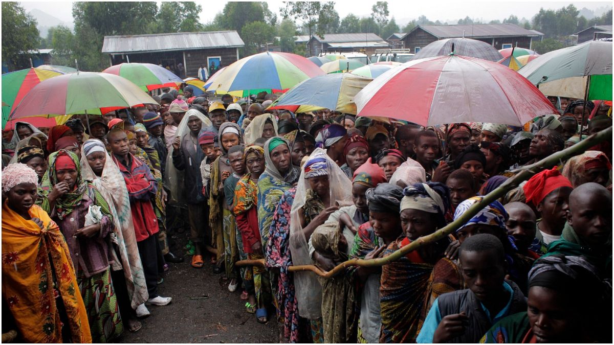 نازحون من الكونغو ينتظرون الحصول على مساعدة غذائية يُشرف على توزيعها برنامج الغذاء العالمي في كيباتي، شرق البلاد.
