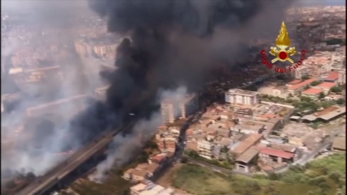 Rauchschwaden über Catania: Landschaftsbrände auf Sizilien