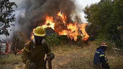 Los bomberos luchan contra un incendio cerca de Patras, en Grecia