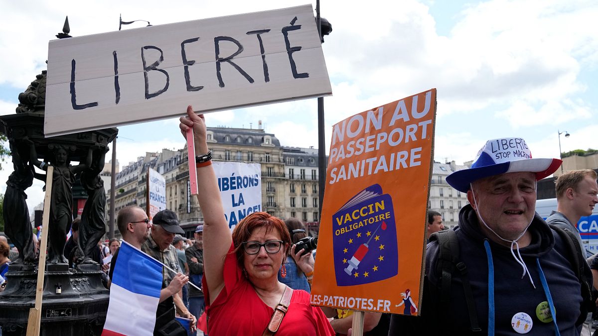 Fransa'nın başkenti Paris'te on binlerce kişi, "Covid-19 aşısı zorunluluğu" ve "sağlık ruhsatı" uygulamasını protesto etti