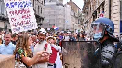 Covid: il popolo del No pass scende in piazza in tutta Europa