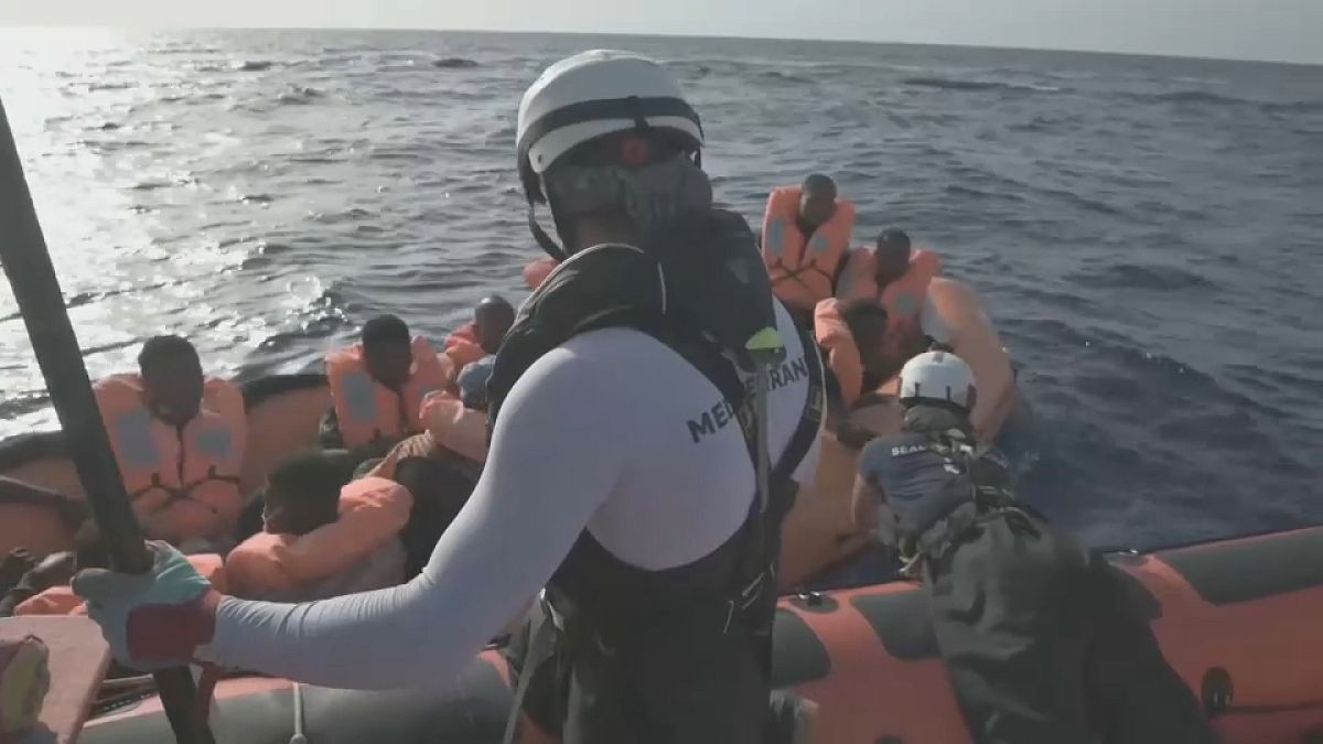 Rescate de migrantes frente a las costas libias