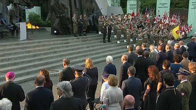 77 anni dalla rivolta di Varsavia, alla cerimonia presente anche il candidato successore di Merkel