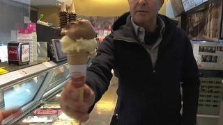 Un heladero sirve una helado en Viena