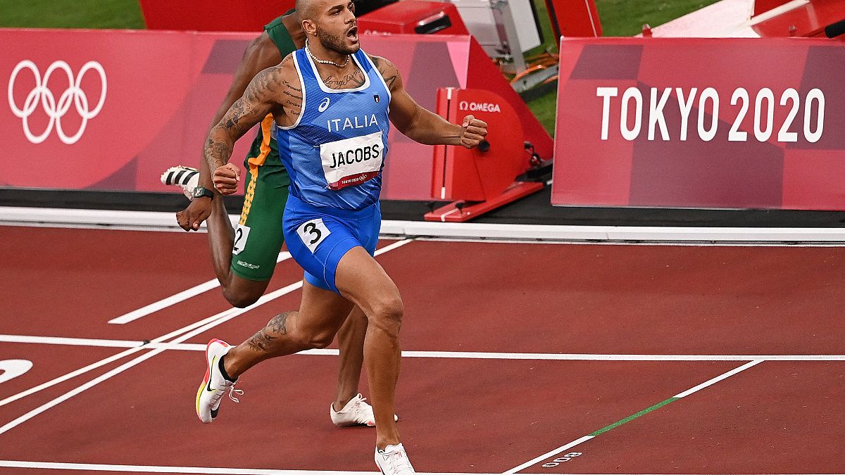 Marcell Jacobs è il primo italiano a conquistare l'oro olimpico nei 100 metri