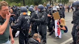 معترضان به محدودیت‌ها برای جلوگیری از شیوع کرونا در برلین با پلیس درگیر شدند