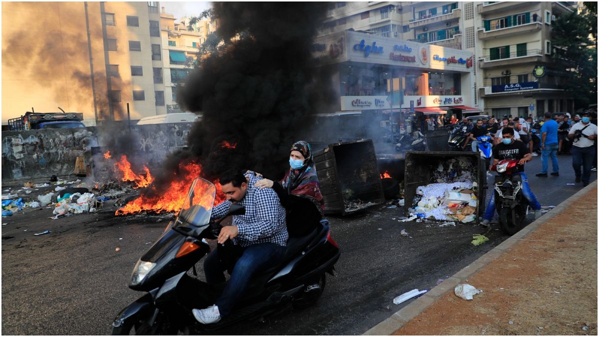 أنصار رئيس الحكومة اللبنانية السابق سعد الحريري يغلقون شوارع بيروت الخميس 15 تموز/يوليو  2021