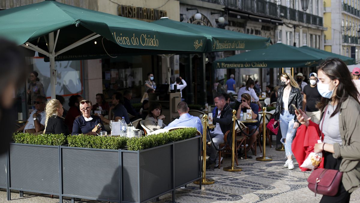 Personas sentadas en la terraza de un café en el centro de Lisboa, el viernes 4 de junio de 2021. 
