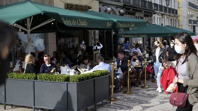 Personas sentadas en la terraza de un café en el centro de Lisboa, el viernes 4 de junio de 2021. 