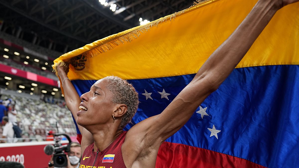 La atleta Yulimar Rojas, de Venezuela, celebra tras ganar la final del triple salto femenino en los Juegos Olímpicos de 2020, el  1 de agosto de 2021, en Tokio.
