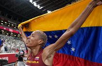 La atleta Yulimar Rojas, de Venezuela, celebra tras ganar la final del triple salto femenino en los Juegos Olímpicos de 2020, el  1 de agosto de 2021, en Tokio.