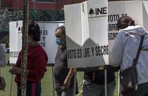 Vecinos de San Miguel Topilejo votan en el referéndum no vinculante de México