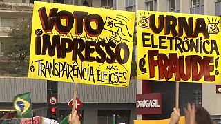 Milhares de brasileiros manifestam-se a favor do voto impresso