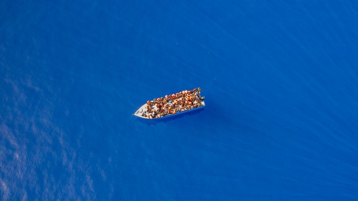 أتت هذه العملية بعد ساعات قليلة على إنقاذ أكثر من 400 شخص شخص تائهين في مياه المتوسط