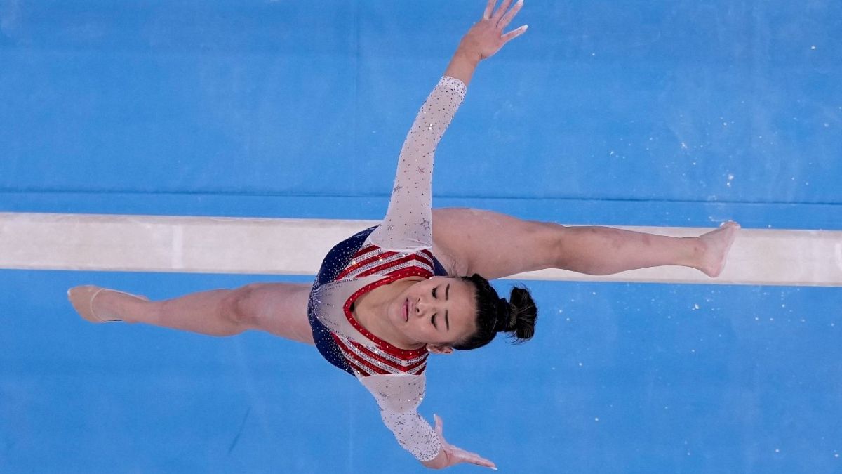 الأمريكية سونيزا لي على عارضة التوازن خلال نهائي الجمباز الفني للسيدات في أولمبياد طوكيو 2020
