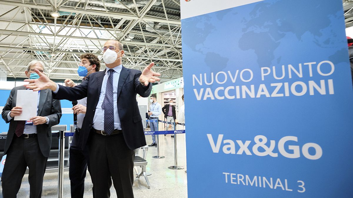 رئيس منطقة لاتسيو، نيكولا زينغاريتي يفتتح مركزًا للتطعيم في مطار ليوناردو دافنشي في روما.
