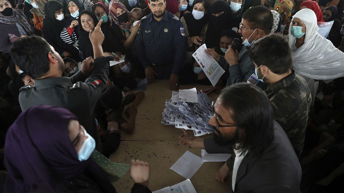 مواطنون أفغان، داخل مكتب الجوازات في كابول، أفغانستان. 