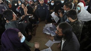 مواطنون أفغان، داخل مكتب الجوازات في كابول، أفغانستان.