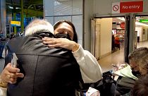 Londres : à l’aéroport, les familles transatlantiques savourent les retrouvailles