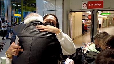 استقبال از مسافران آنهم به‌دور از محدودیت‌های کرونایی در فرودگاه لندن