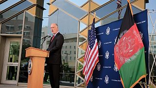 السفير الأمريكي روس ويلسون خلال مؤتمر صحفي، في سفارة الولايات المتحدة الأمريكية في كابول، أفغانستان.