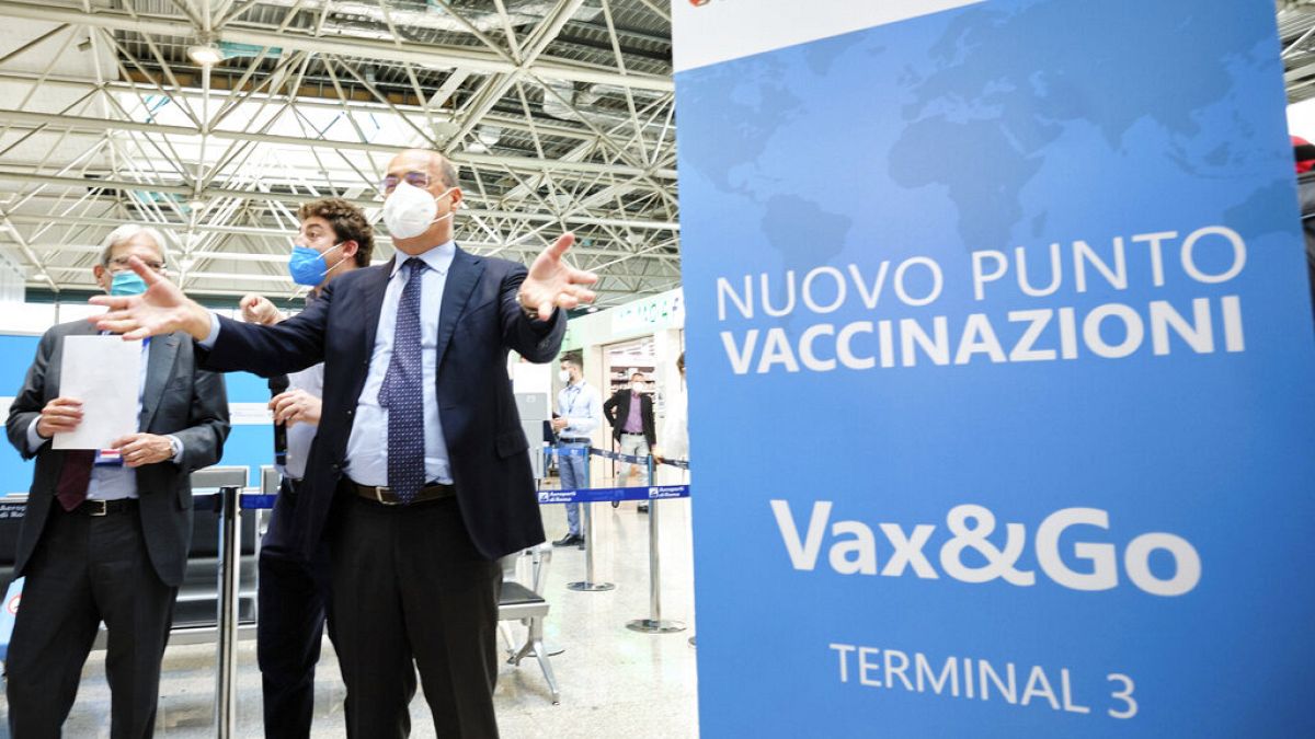 El Presidente de la Región del Lacio, Nicola Zingaretti, inauguró la semana pasada un centro de vacunación en el aeropuerto Leonardo da Vinci de Roma
