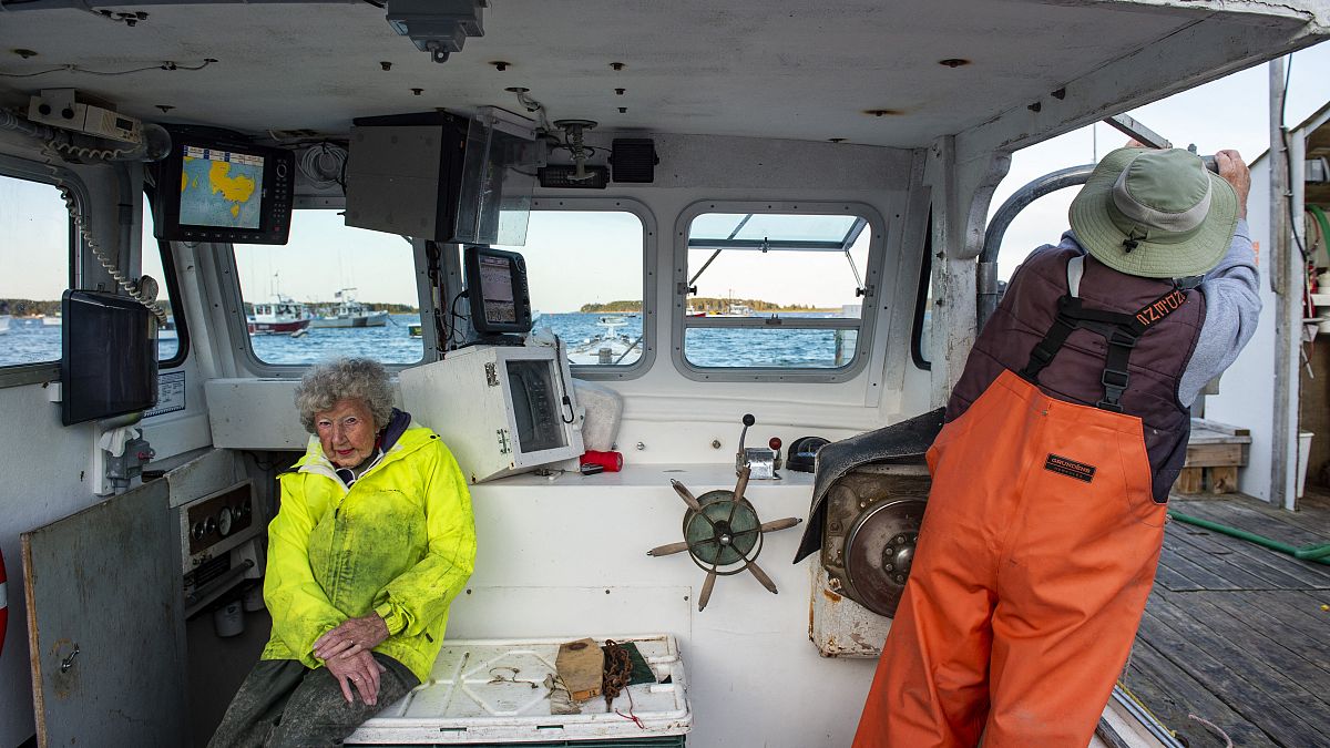 فيرجينيا أوليفر ابنها ماكس البالغ 78 عاما على متن قارب الصيد
