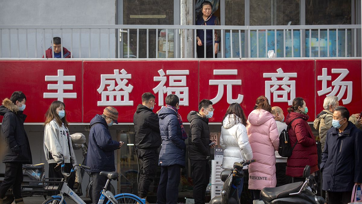 صينيون بانتظار إجراء اختبارات كوفيد في وسط بكين، الصين.